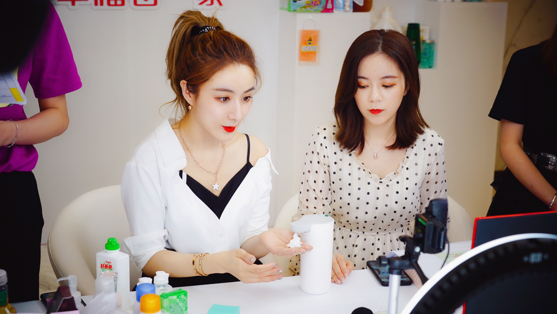 Kiếm hơn nghìn tỷ chỉ sau 7 tiếng, bí quyết nào giúp nữ hoàng livestream xứ Trung từ chủ shop thời trang vô danh trở thành triệu phú? - Ảnh 5. Kiếm hơn nghìn tỷ chỉ sau 7 tiếng, bí quyết nào giúp nữ hoàng livestream xứ Trung từ chủ shop thời trang vô danh trở thành triệu phú? - Ảnh 5.