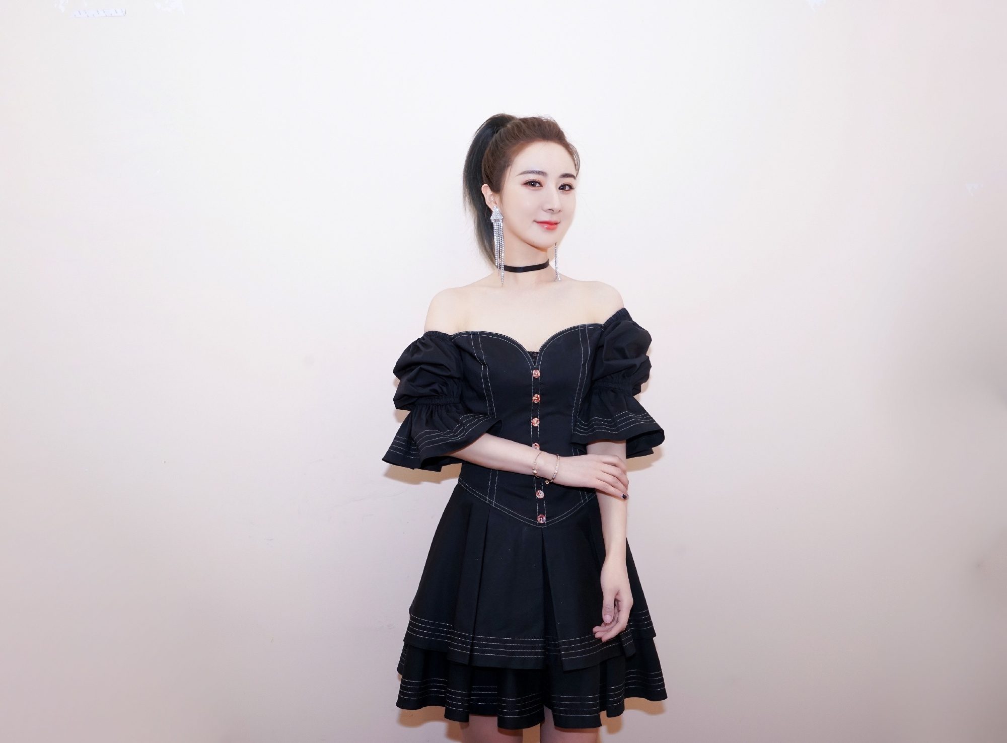 Kiếm hơn nghìn tỷ chỉ sau 7 tiếng, bí quyết nào giúp nữ hoàng livestream xứ Trung từ chủ shop thời trang vô danh trở thành triệu phú? - Ảnh 10. Kiếm hơn nghìn tỷ chỉ sau 7 tiếng, bí quyết nào giúp nữ hoàng livestream xứ Trung từ chủ shop thời trang vô danh trở thành triệu phú? - Ảnh 10.