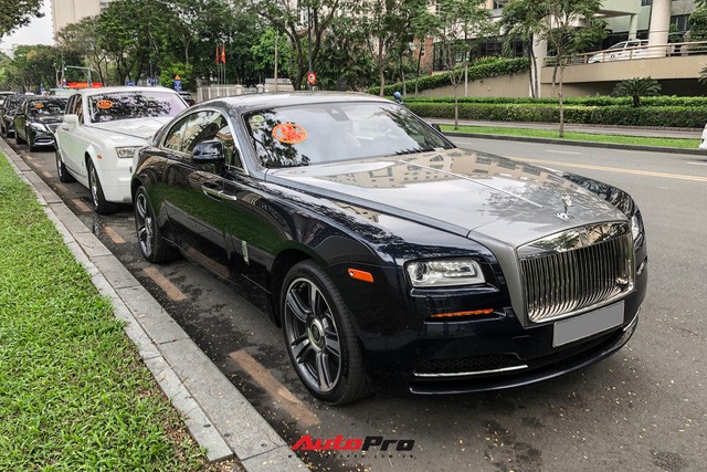 HOT: A series of large cars drew the bride into the Phan Thanh question crowd, the groom was driving a 34 billion VND Rolls-Royce Wraith - Photo 1.