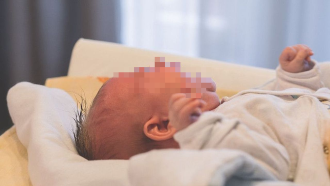Bé trai bất ngờ tử vong khi mới 14 ngày tuổi, bố tố mẹ sơ ý làm con rơi khỏi bồn tắm nhưng chân tướng đằng sau gây phẫn nộ - Ảnh 1.