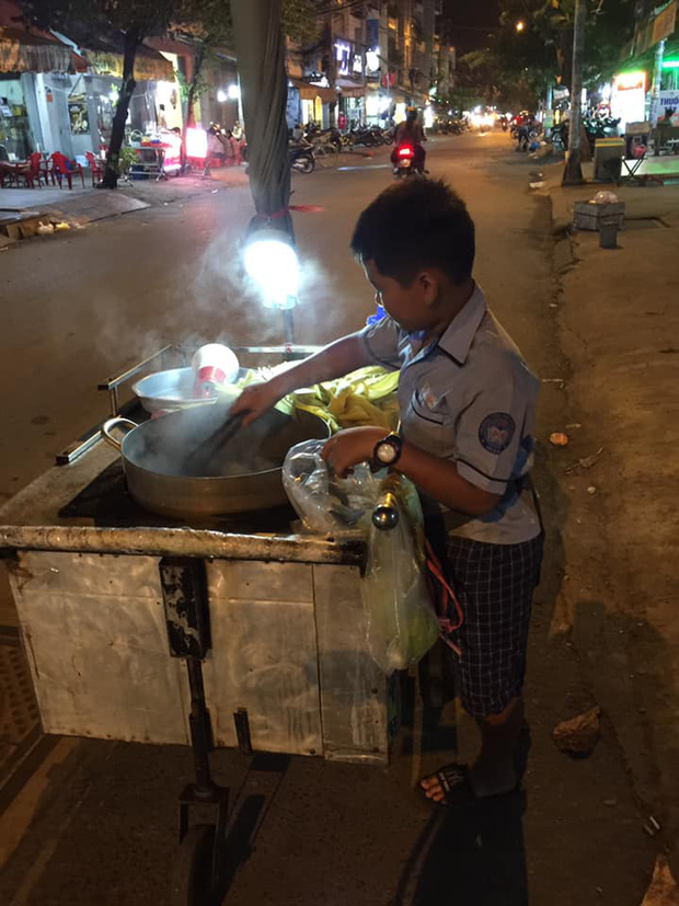 Cậu bé mặc áo đồng phục bán bắp luộc trên đường phố Sài Gòn đã đi học được 1 tuần - Ảnh 1.