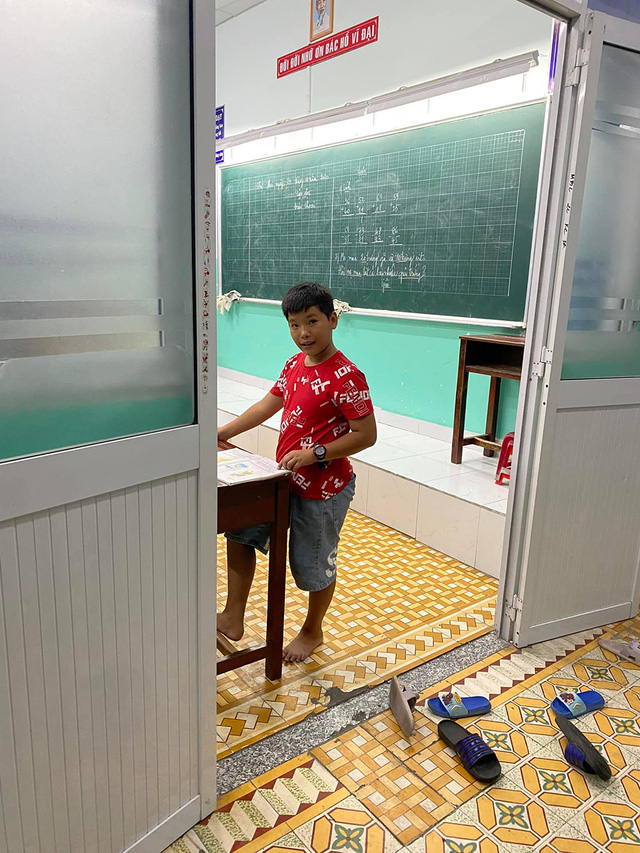 Cậu bé mặc áo đồng phục bán bắp luộc trên đường phố Sài Gòn đã đi học được 1 tuần - Ảnh 3.