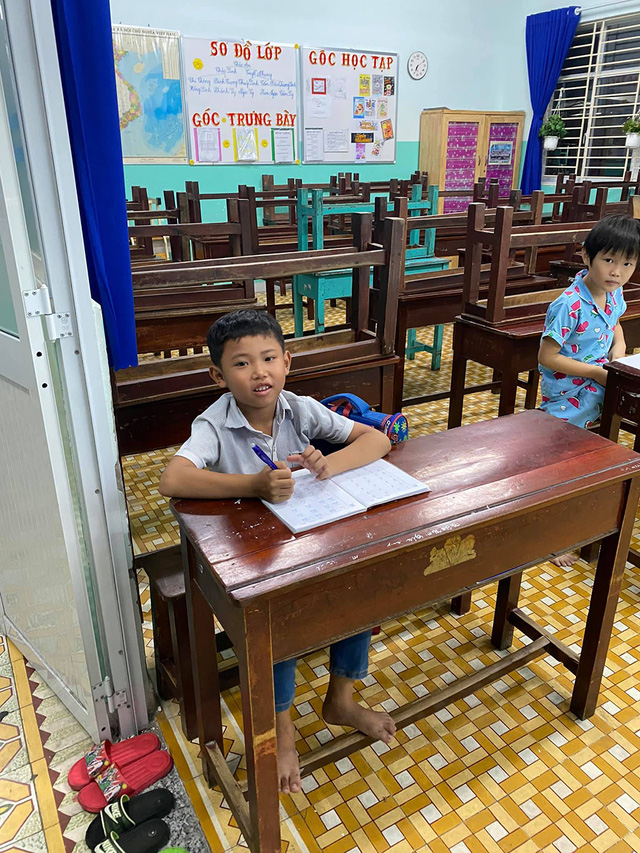 Cậu bé mặc áo đồng phục bán bắp luộc trên đường phố Sài Gòn đã đi học được 1 tuần - Ảnh 4.