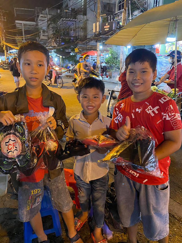 Cậu bé mặc áo đồng phục bán bắp luộc trên đường phố Sài Gòn đã đi học được 1 tuần - Ảnh 5.