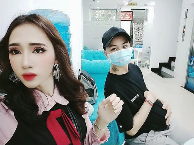 Người đàn ông đầu tiên tại Việt Nam mang bầu chia sẻ hình ảnh đi làm giấy khai sinh cho con nhưng phần ghi tên người mẹ gây bất ngờ hơn cả - Ảnh 2.