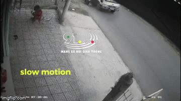 Clip: Khoảnh khắc 2 nữ sinh bị xe tải tông tử vong thương tâm trên đường đi học khiến nhiều người kinh hãi - Ảnh 2. Clip: Khoảnh khắc 2 nữ sinh bị xe tải tông tử vong thương tâm trên đường đi học khiến nhiều người kinh hãi - Ảnh 2.