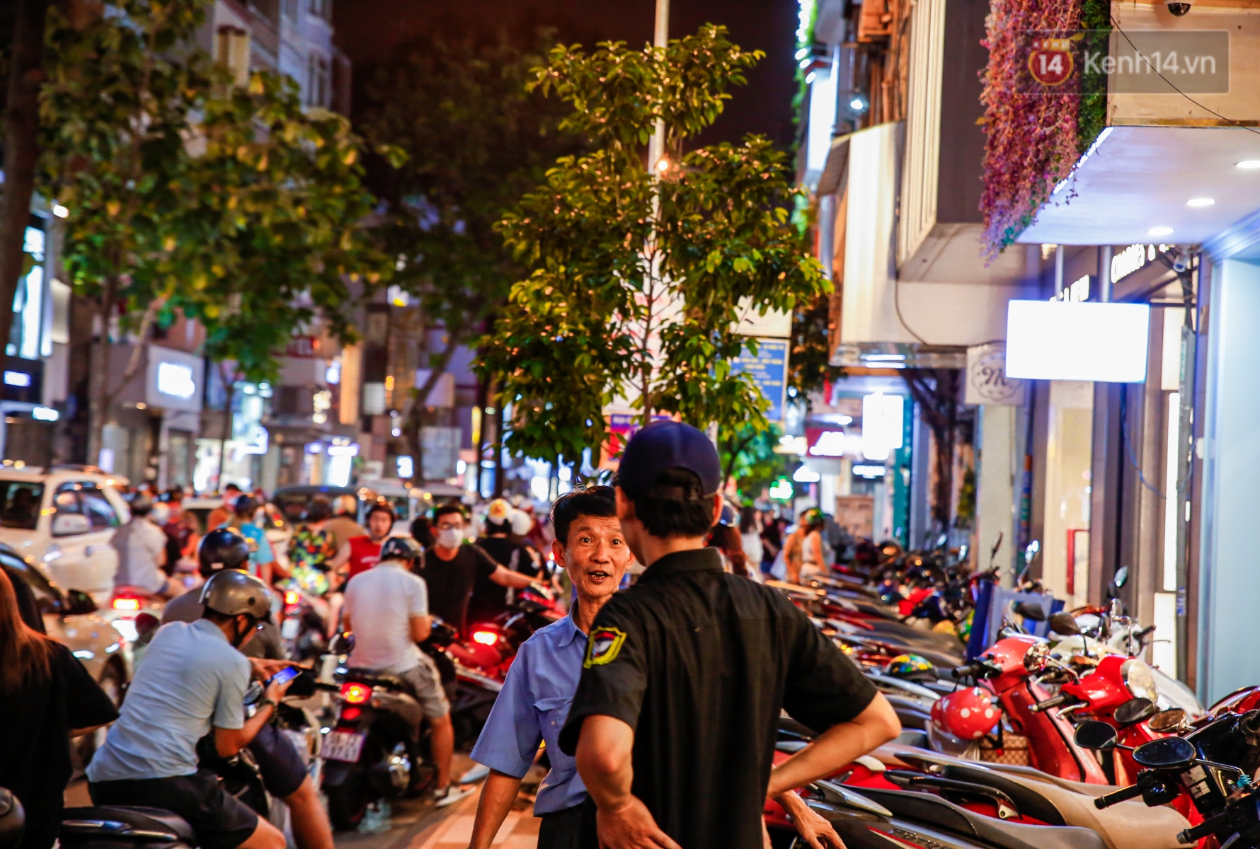 22h khuya nhưng người Sài Gòn vẫn tấp nập săn sale, tranh thủ hốt những món đồ ưng ý trước khi kết thúc ngày Black Friday - Ảnh 7. 22h khuya nhưng người Sài Gòn vẫn tấp nập săn sale, tranh thủ hốt những món đồ ưng ý trước khi kết thúc ngày Black Friday - Ảnh 7.