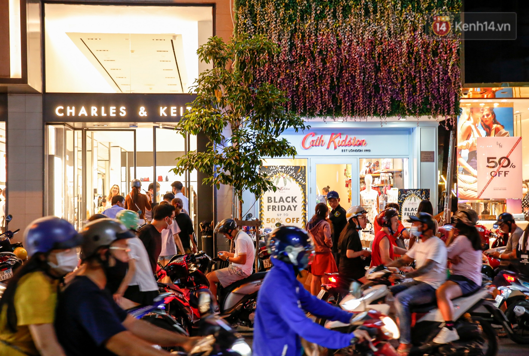 22h khuya nhưng người Sài Gòn vẫn tấp nập săn sale, tranh thủ hốt những món đồ ưng ý trước khi kết thúc ngày Black Friday - Ảnh 4. 22h khuya nhưng người Sài Gòn vẫn tấp nập săn sale, tranh thủ hốt những món đồ ưng ý trước khi kết thúc ngày Black Friday - Ảnh 4.