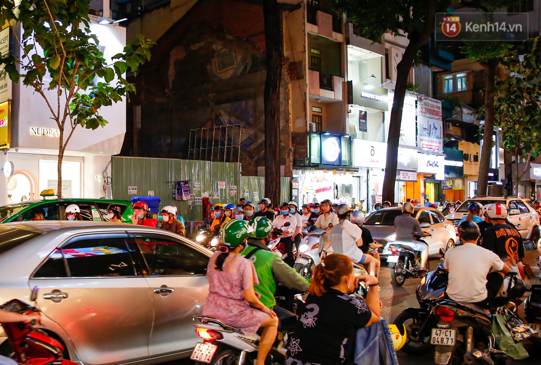 22h khuya nhưng người Sài Gòn vẫn tấp nập săn sale, tranh thủ hốt những món đồ ưng ý trước khi kết thúc ngày Black Friday - Ảnh 5. 22h khuya nhưng người Sài Gòn vẫn tấp nập săn sale, tranh thủ hốt những món đồ ưng ý trước khi kết thúc ngày Black Friday - Ảnh 5.