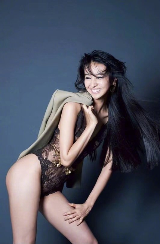 Con gái nam thần số 1 Nhật Bản Takuya Kimura gây tranh cãi khi chụp bán nude ở tuổi 17, thả rông khoe đường cong bỏng mắt - Ảnh 3.