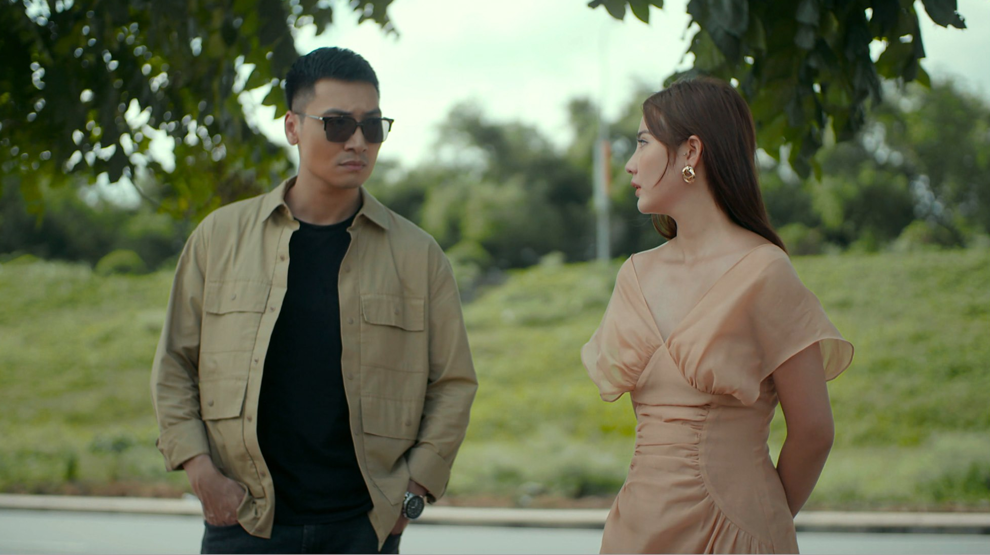Huyền Lizzie chơi bạo, dùng hẳn mảnh đất siêu to để mua tự do cho Kiều Anh ở Hồ Sơ Cá Sấu tập 4 - Ảnh 4. Huyền Lizzie chơi bạo, dùng hẳn mảnh đất siêu to để mua tự do cho Kiều Anh ở Hồ Sơ Cá Sấu tập 4 - Ảnh 4.