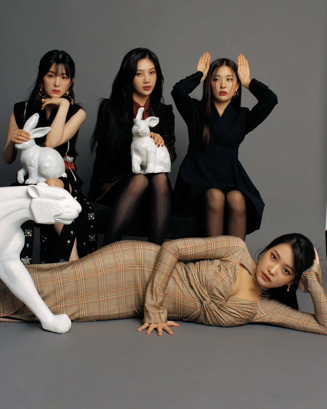 Chuẩn bị comeback, Red Velvet dát đầy hàng hiệu trên người, bất ngờ là thương hiệu trang phục của Irene - Ảnh 2. Chuẩn bị comeback, Red Velvet dát đầy hàng hiệu trên người, bất ngờ là thương hiệu trang phục của Irene - Ảnh 2.