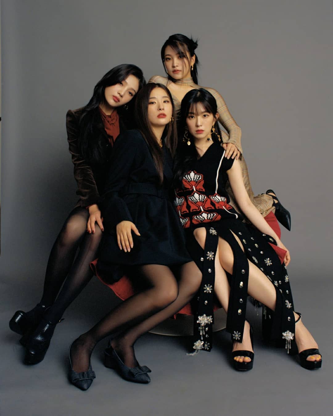 Chuẩn bị comeback, Red Velvet dát đầy hàng hiệu trên người, bất ngờ là thương hiệu trang phục của Irene - Ảnh 3. Chuẩn bị comeback, Red Velvet dát đầy hàng hiệu trên người, bất ngờ là thương hiệu trang phục của Irene - Ảnh 3.