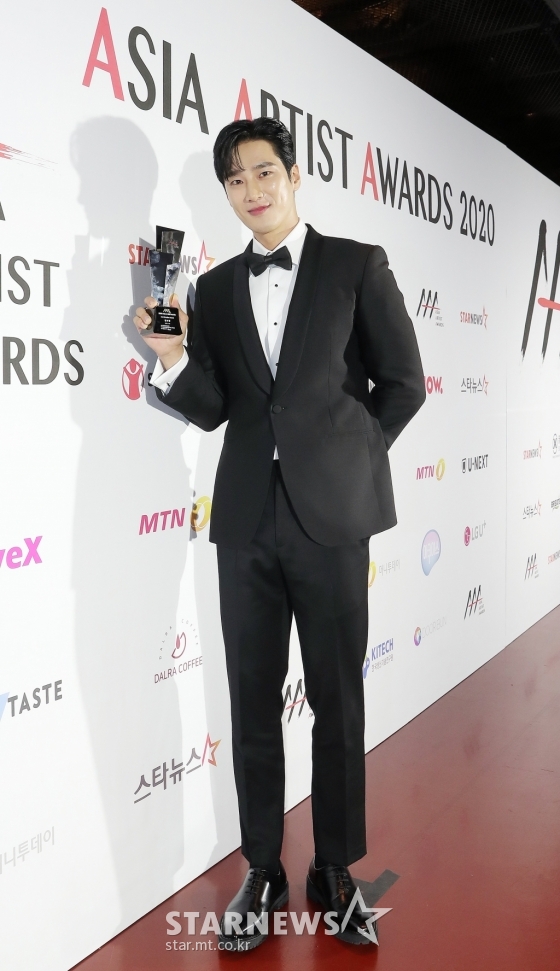 Siêu thảm đỏ AAA 2020: Seo Ye Ji - Kim Soo Hyun visual cực phẩm, tiểu tam Han So Hee xinh như công chúa, dàn idol bùng nổ nhan sắc - Ảnh 15. Siêu thảm đỏ AAA 2020: Seo Ye Ji - Kim Soo Hyun visual cực phẩm, tiểu tam Han So Hee xinh như công chúa, dàn idol bùng nổ nhan sắc - Ảnh 15.