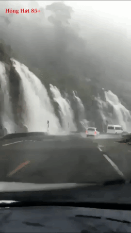 Clip: Kinh hãi cảnh nước dội xuống từ vách núi bên đèo Khánh Lê, rầm rầm như thác đổ - Ảnh 2. Clip: Kinh hãi cảnh nước dội xuống từ vách núi bên đèo Khánh Lê, rầm rầm như thác đổ - Ảnh 2.