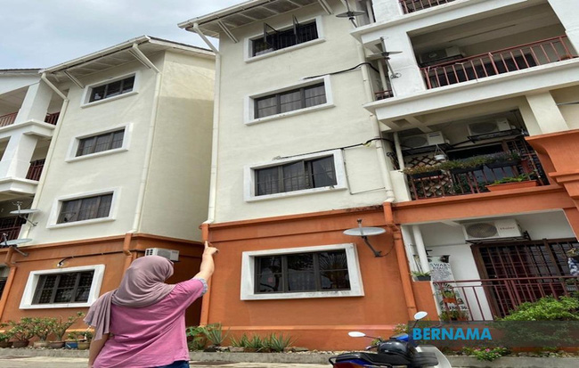 Chấn động: Bé trai 4 tuổi bị ông ngoại kế ném ra khỏi cửa sổ tử vong, nguyên nhân xuất phát từ hành vi bệnh hoạn của nghi phạm với mẹ đứa trẻ - Ảnh 1.