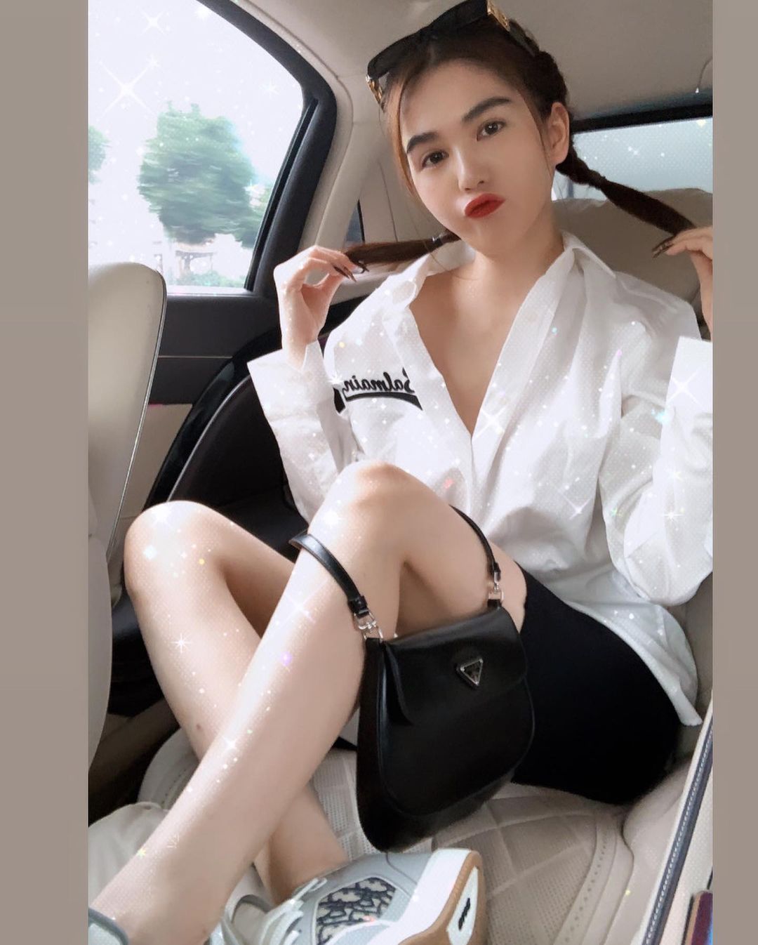 Instagram look của sao Việt tuần qua: Chi Pu “quẩy” skinny jeans ít ai mặc, Quỳnh Kool diện đồ lộ dây áo lót - Ảnh 3. Instagram look của sao Việt tuần qua: Chi Pu “quẩy” skinny jeans ít ai mặc, Quỳnh Kool diện đồ lộ dây áo lót - Ảnh 3.