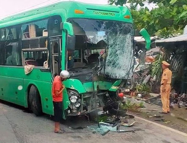 Ô tô khách đối đầu xe bồn rồi tông hàng loạt xe máy, nhiều người bị thương - Ảnh 1.