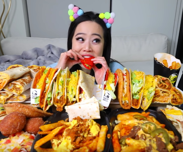 Phía sau trào lưu Mukbang: Ăn tươi nuốt sống động vật cho người khác xem, kiếm bộn tiền từ hành động man rợ rồi tự hủy hoại bản thân liệu có đáng? - Ảnh 1.