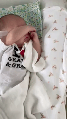 Hà Hồ khoe nhóc tỳ Leon mới hơn 1 tháng đã bụ bẫm đáng yêu, còn ra lệnh thế này cho bố Kim Lý! - Ảnh 3. Hà Hồ khoe nhóc tỳ Leon mới hơn 1 tháng đã bụ bẫm đáng yêu, còn ra lệnh thế này cho bố Kim Lý! - Ảnh 3.