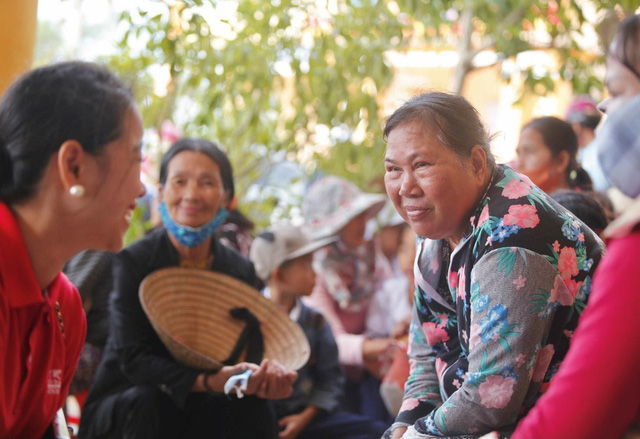 Hình ảnh giản dị mà ấm lòng những ngày sau lũ: Nụ cười lạc quan, tinh thần nhường nhịn và nghị lực kiên cường - Ảnh 2.