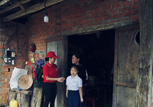 Hình ảnh giản dị mà ấm lòng những ngày sau lũ: Nụ cười lạc quan, tinh thần nhường nhịn và nghị lực kiên cường - Ảnh 3.