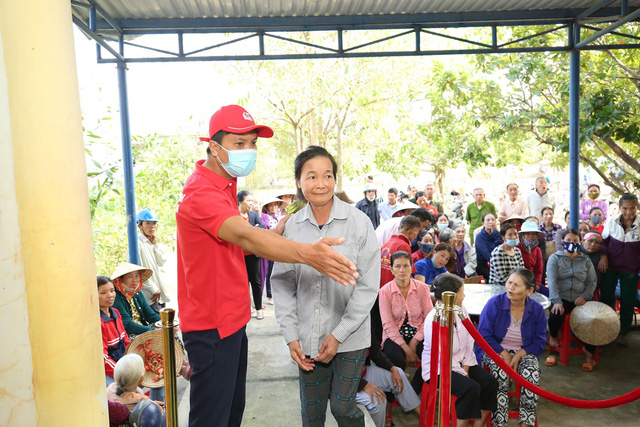 Hình ảnh giản dị mà ấm lòng những ngày sau lũ: Nụ cười lạc quan, tinh thần nhường nhịn và nghị lực kiên cường - Ảnh 6.