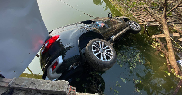 Ô tô mất lái lao xuống hồ ở Hà Nội, 4 người may mắn thoát nạn - Ảnh 1.