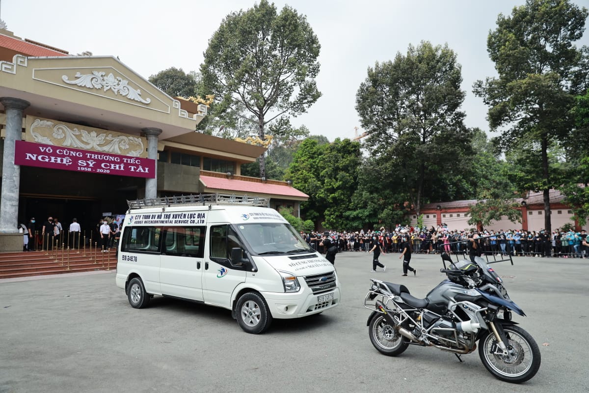 Toàn cảnh tang lễ cố NS Chí Tài: Cả showbiz đến nói lời tiễn biệt, trời đổ mưa trước giờ linh cữu chuyển ra sân bay về Mỹ - Ảnh 12.