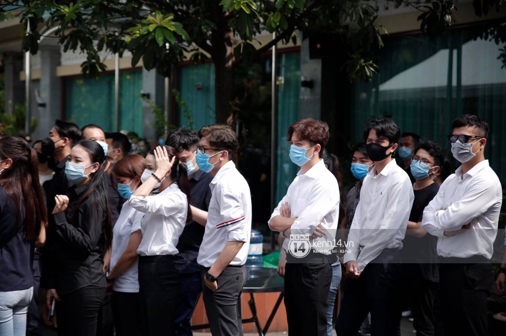 Toàn cảnh tang lễ cố NS Chí Tài: Cả showbiz đến nói lời tiễn biệt, trời đổ mưa trước giờ linh cữu chuyển ra sân bay về Mỹ - Ảnh 100.
