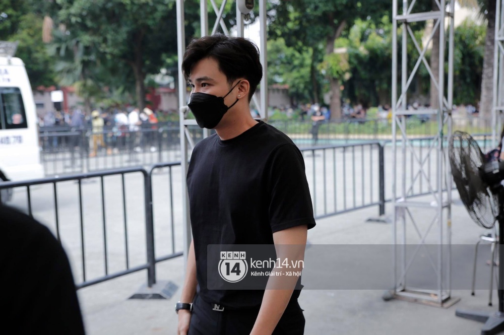 Toàn cảnh tang lễ cố NS Chí Tài: Cả showbiz đến nói lời tiễn biệt, trời đổ mưa trước giờ linh cữu chuyển ra sân bay về Mỹ - Ảnh 89.