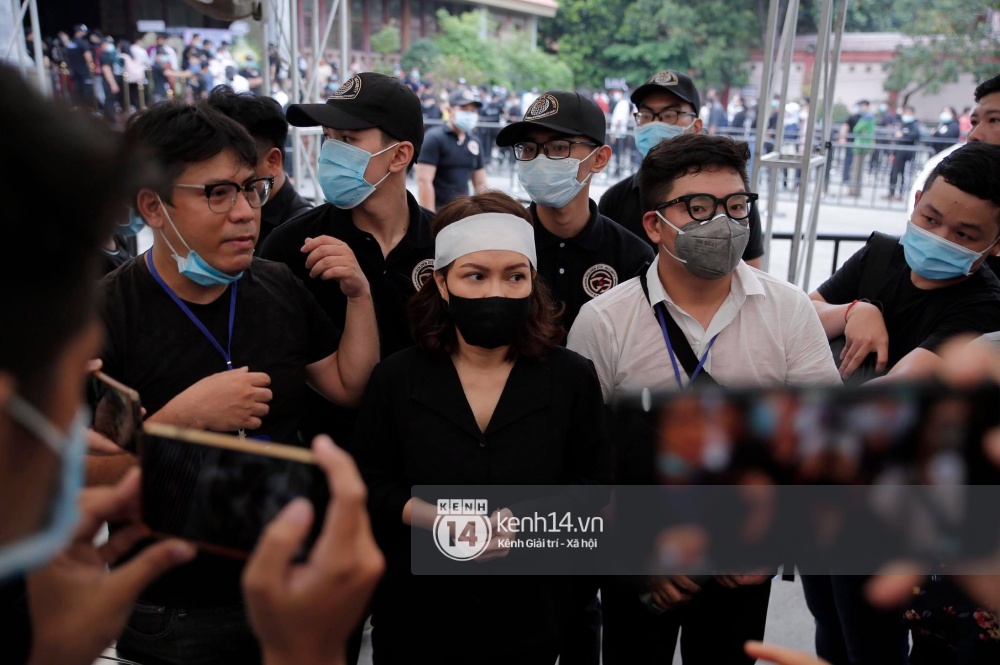 Toàn cảnh tang lễ cố NS Chí Tài: Cả showbiz đến nói lời tiễn biệt, trời đổ mưa trước giờ linh cữu chuyển ra sân bay về Mỹ - Ảnh 83.