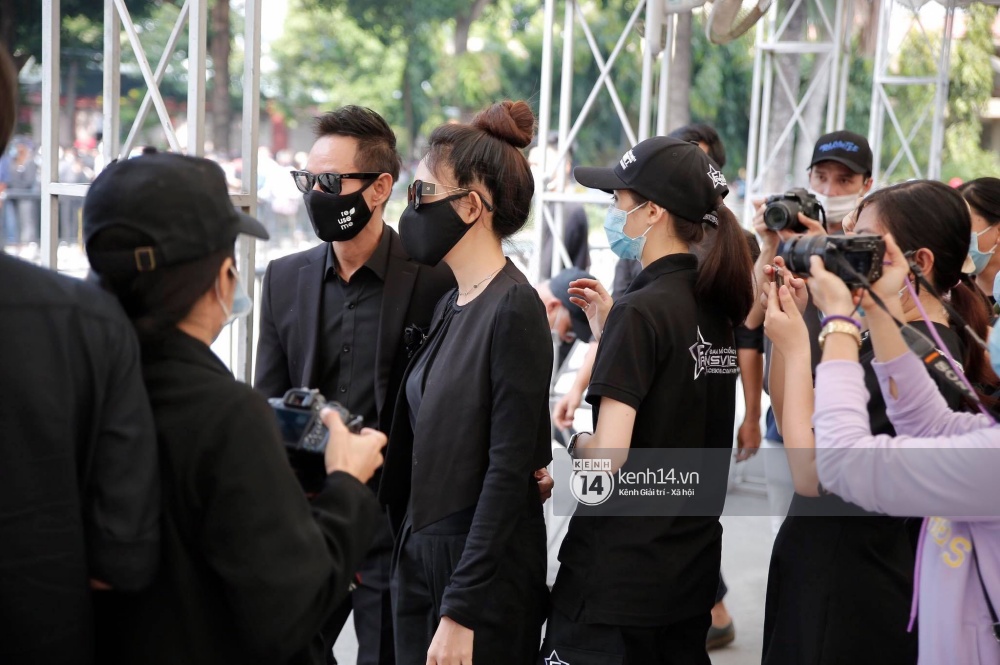 Toàn cảnh tang lễ cố NS Chí Tài: Cả showbiz đến nói lời tiễn biệt, trời đổ mưa trước giờ linh cữu chuyển ra sân bay về Mỹ - Ảnh 85.