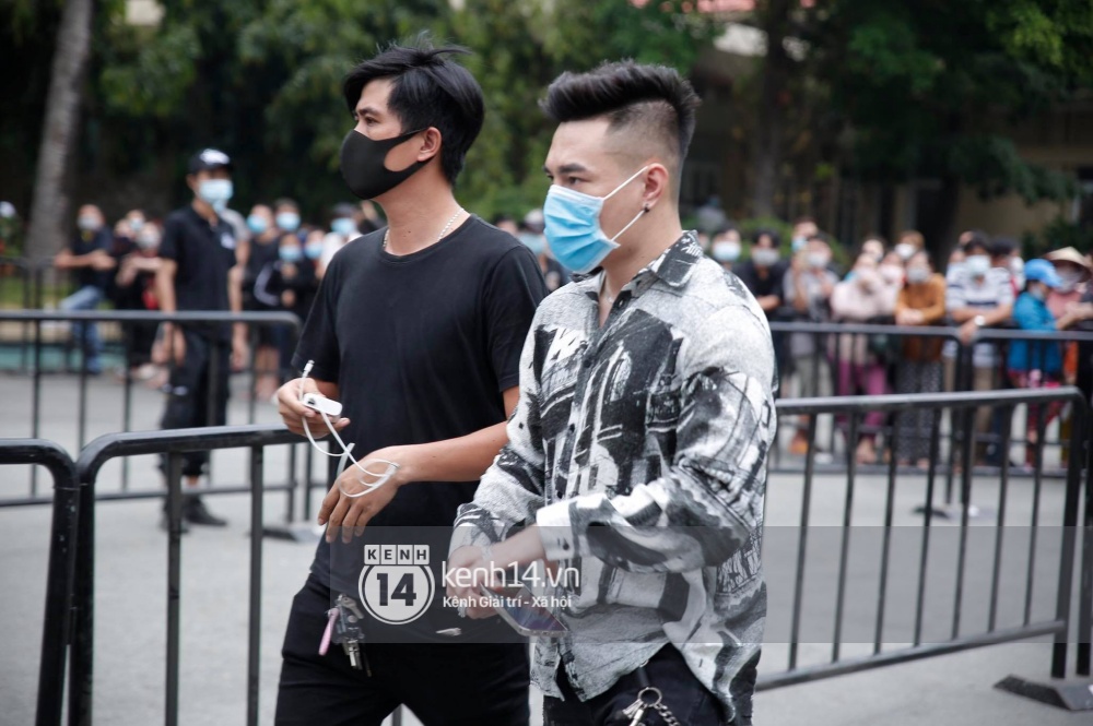 Toàn cảnh tang lễ cố NS Chí Tài: Cả showbiz đến nói lời tiễn biệt, trời đổ mưa trước giờ linh cữu chuyển ra sân bay về Mỹ - Ảnh 41.