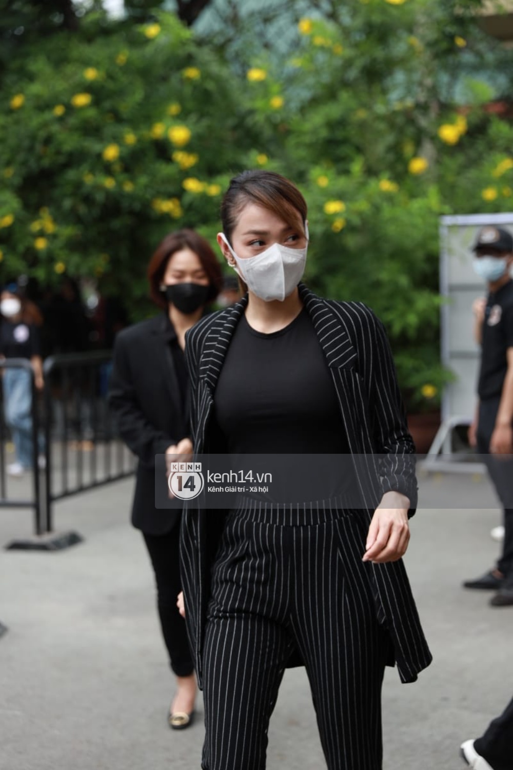 Toàn cảnh tang lễ cố NS Chí Tài: Cả showbiz đến nói lời tiễn biệt, trời đổ mưa trước giờ linh cữu chuyển ra sân bay về Mỹ - Ảnh 22.