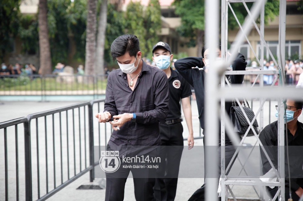 Toàn cảnh tang lễ cố NS Chí Tài: Cả showbiz đến nói lời tiễn biệt, trời đổ mưa trước giờ linh cữu chuyển ra sân bay về Mỹ - Ảnh 50.
