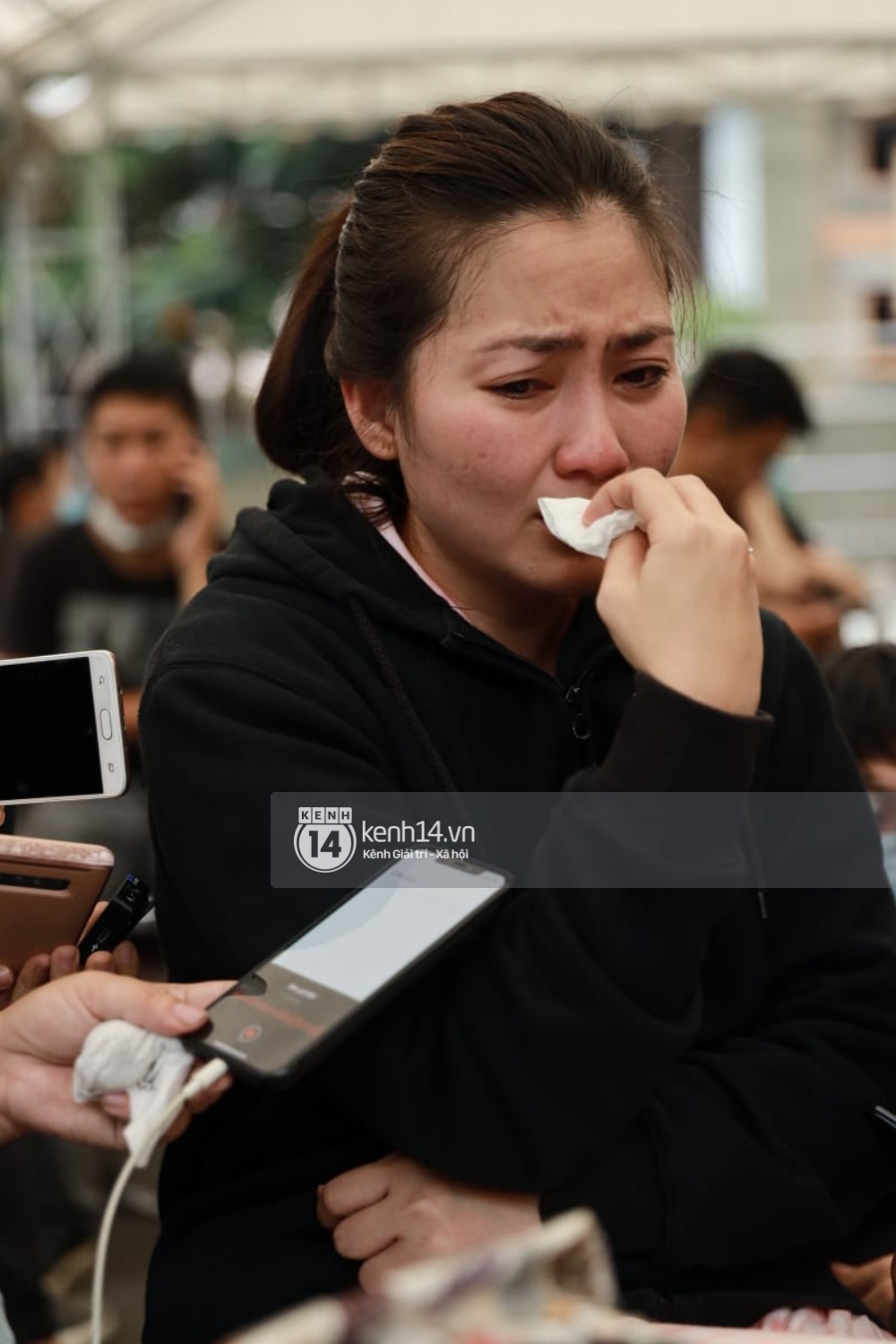 Toàn cảnh tang lễ cố NS Chí Tài: Cả showbiz đến nói lời tiễn biệt, trời đổ mưa trước giờ linh cữu chuyển ra sân bay về Mỹ - Ảnh 16.
