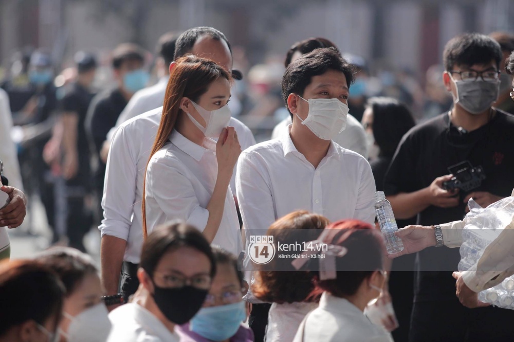 Toàn cảnh tang lễ cố NS Chí Tài: Cả showbiz đến nói lời tiễn biệt, trời đổ mưa trước giờ linh cữu chuyển ra sân bay về Mỹ - Ảnh 115.