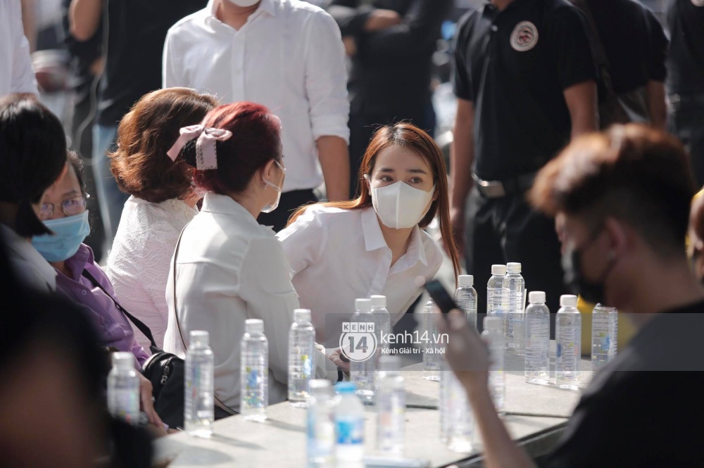 Toàn cảnh tang lễ cố NS Chí Tài: Cả showbiz đến nói lời tiễn biệt, trời đổ mưa trước giờ linh cữu chuyển ra sân bay về Mỹ - Ảnh 116.
