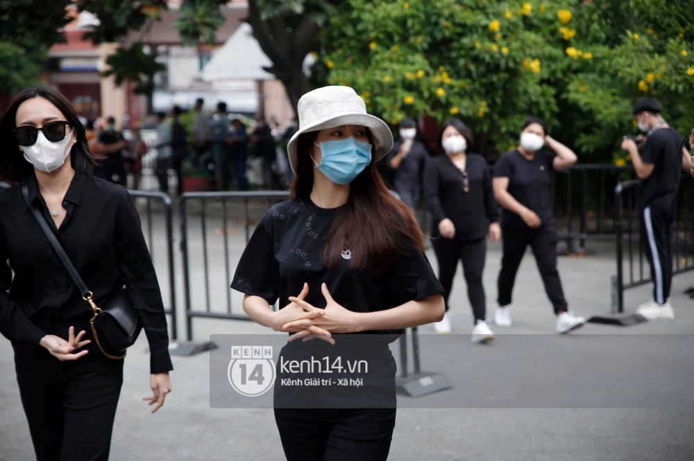 Toàn cảnh tang lễ cố NS Chí Tài: Cả showbiz đến nói lời tiễn biệt, trời đổ mưa trước giờ linh cữu chuyển ra sân bay về Mỹ - Ảnh 35.