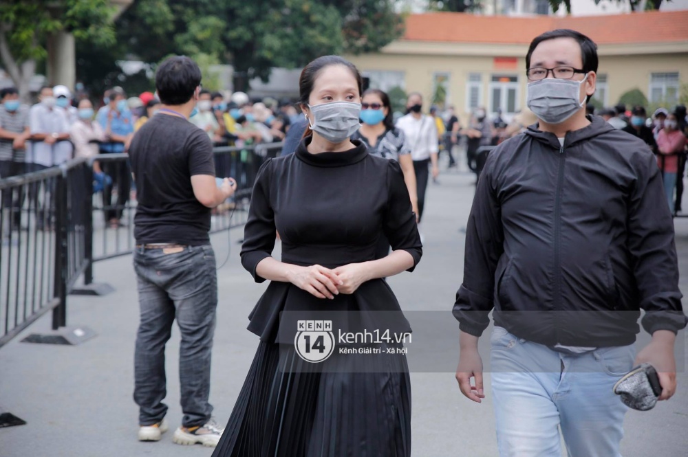 Toàn cảnh tang lễ cố NS Chí Tài: Cả showbiz đến nói lời tiễn biệt, trời đổ mưa trước giờ linh cữu chuyển ra sân bay về Mỹ - Ảnh 62.