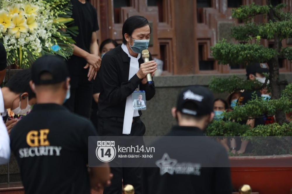 Toàn cảnh tang lễ cố NS Chí Tài: Cả showbiz đến nói lời tiễn biệt, trời đổ mưa trước giờ linh cữu chuyển ra sân bay về Mỹ - Ảnh 5.
