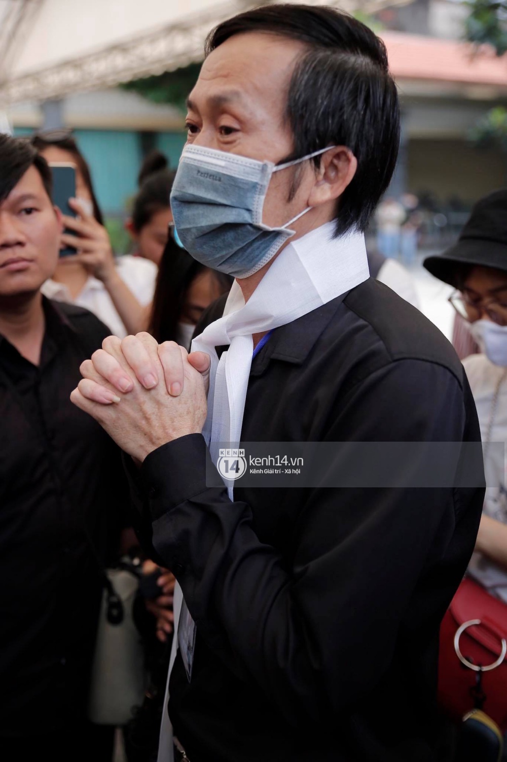 Toàn cảnh tang lễ cố NS Chí Tài: Cả showbiz đến nói lời tiễn biệt, trời đổ mưa trước giờ linh cữu chuyển ra sân bay về Mỹ - Ảnh 55.