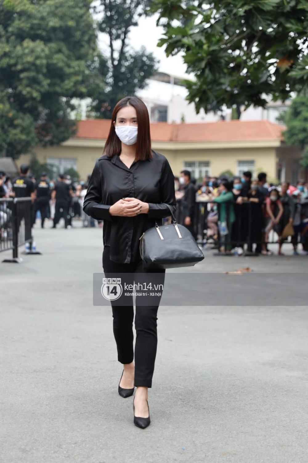 Toàn cảnh tang lễ cố NS Chí Tài: Cả showbiz đến nói lời tiễn biệt, trời đổ mưa trước giờ linh cữu chuyển ra sân bay về Mỹ - Ảnh 52.