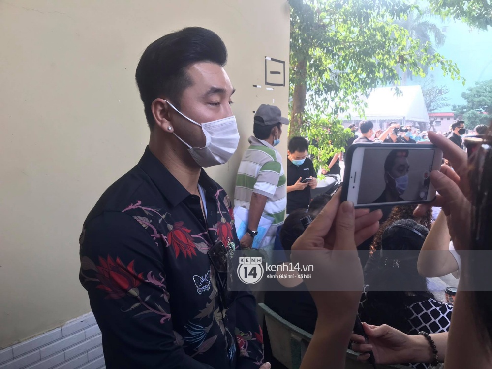 Toàn cảnh tang lễ cố NS Chí Tài: Cả showbiz đến nói lời tiễn biệt, trời đổ mưa trước giờ linh cữu chuyển ra sân bay về Mỹ - Ảnh 127.