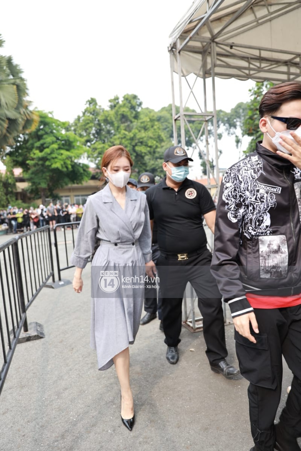 Toàn cảnh tang lễ cố NS Chí Tài: Cả showbiz đến nói lời tiễn biệt, trời đổ mưa trước giờ linh cữu chuyển ra sân bay về Mỹ - Ảnh 29.