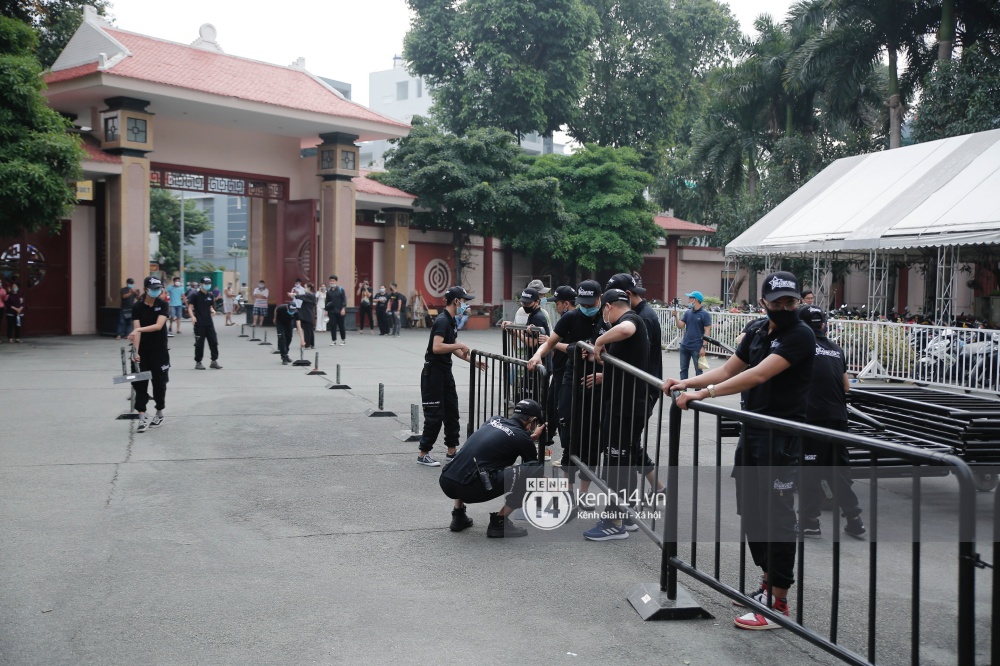 Toàn cảnh tang lễ cố NS Chí Tài: Cả showbiz đến nói lời tiễn biệt, trời đổ mưa trước giờ linh cữu chuyển ra sân bay về Mỹ - Ảnh 140.