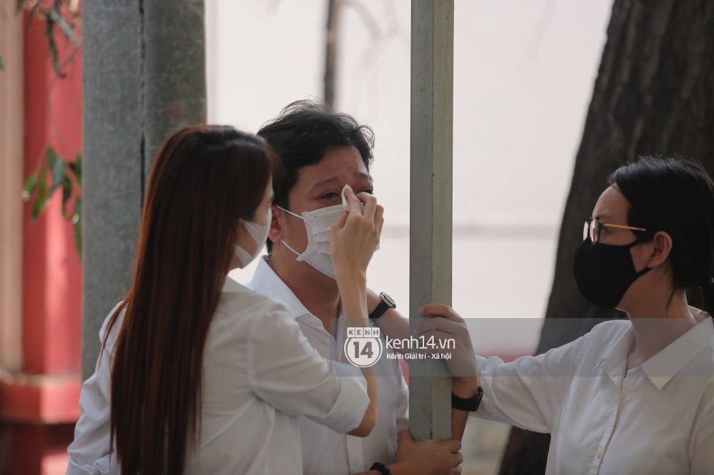 Toàn cảnh tang lễ cố NS Chí Tài: Cả showbiz đến nói lời tiễn biệt, trời đổ mưa trước giờ linh cữu chuyển ra sân bay về Mỹ - Ảnh 118.