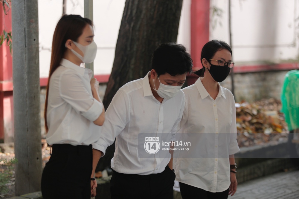 Toàn cảnh tang lễ cố NS Chí Tài: Cả showbiz đến nói lời tiễn biệt, trời đổ mưa trước giờ linh cữu chuyển ra sân bay về Mỹ - Ảnh 120.