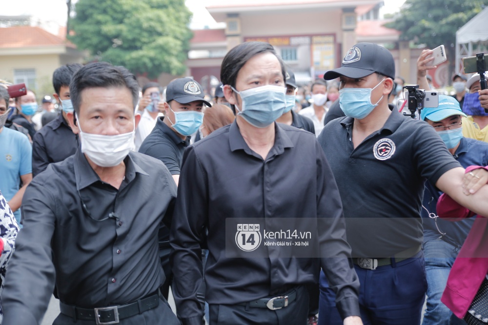 Toàn cảnh tang lễ cố NS Chí Tài: Cả showbiz đến nói lời tiễn biệt, trời đổ mưa trước giờ linh cữu chuyển ra sân bay về Mỹ - Ảnh 113.